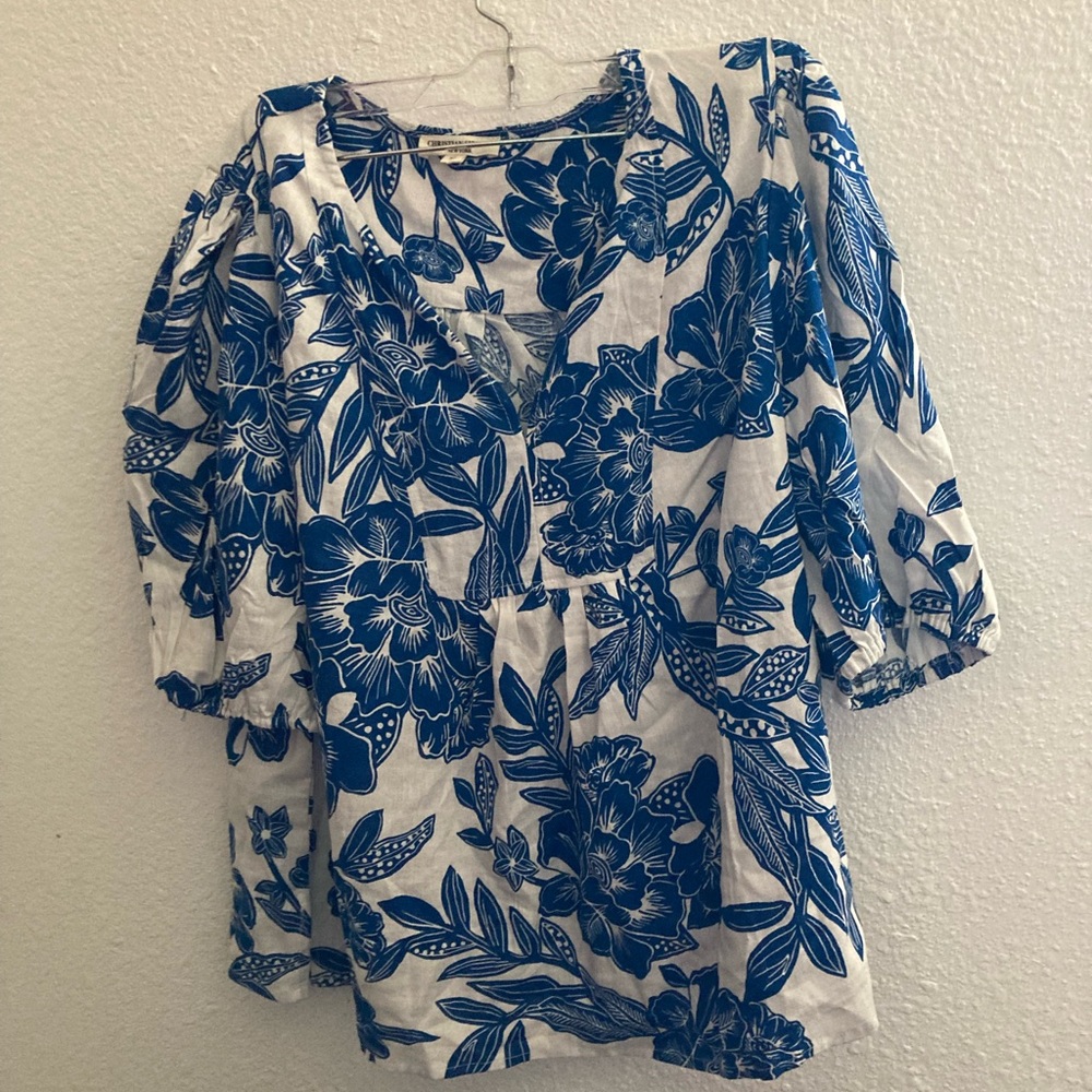 Cute cropped tropical print blouse.